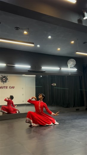 Akash Veer on Instagram: "Piyu Bole ❤️ Studio :- @uci_studios #reels #reelkarofeelkaro #reelitfeelit #dance #dancevideo #dancecover #kathak #kathakdance #semiclassical #insta #instagood #instadaily"