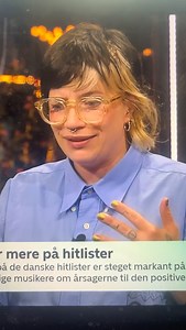 At balancere mellem en håndgranat og en blå viol .. på TV. Ja, en lillebitte krop kan godt indeholde alle de følelser og mange mange fler. | Katinka