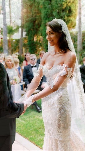 This real bride and groom agreed early on that she would plan the wedding, and he would plan the honeymoon. It made it so they each had something beautiful to share with one another. Choosing to work with @bobgailevents, they both created the wedding of their dreams encompassing their affinity for older music and classic films. See more of their old Hollywood-inspired Beverly Hills wedding on our blog! Registry: @gearys Planning and Design: @bobgailevents Photography: Lacie Hansen . . #beverlyhi