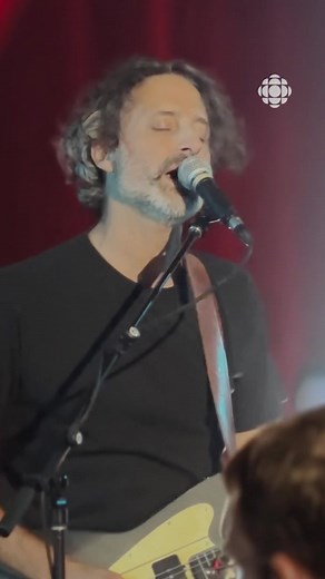 💙 KARKWA! 💙 Un moment musical délirant. Le groupe nous offre la classique « Le pyromane ». Quelle chance d'avoir eu @karkwa_officiel en concert Sur mesure à Radio-Canada. 🙏 Et si tu as raté le show, pas de stress ! Tu peux le réécouter quand tu veux sur RC Ohdio ! À écouter en bio. #karkwa #icimusique #surmesure