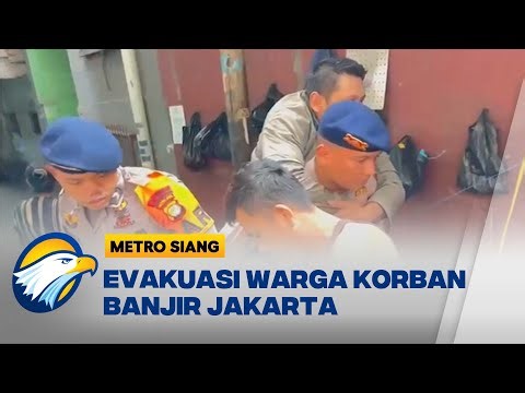 Anggota Brimob Polda Metro Gendong Warga Sakit Saat Evakuasi Banjir | Metro Siang