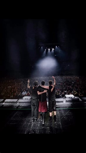 COTE FONCEA on Instagram: "Que lindo todo este proceso. @lucybelloficial siempre en mi corazón … gracias por estas tremendas fotos @fotogalvez @el.eme (favor avisarme si ha de otro talentoso fotógrafo. Por que las guarde todas en una misma carpeta… mi error) @dwdrums @paistecymbals @ultimateearspro @vicfirth @gibraltarhardware @porter_and_davies @kellyshuguy @fundasdrumker @fimportchile @musichall_chile @maloik.chile @gibsonespanol @gibsonguitar @eduardo_caces @claudiovalenzuelaoficial"