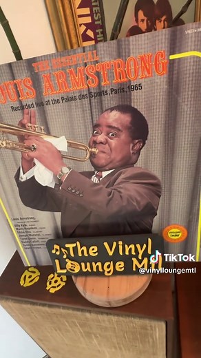 Louis Armstrong performing “Mack The Knife” live in Paris in 1965, enjoy… . #louisarmstrong #macktheknife #jazz #vinylcommunity #thevinylloungemtl