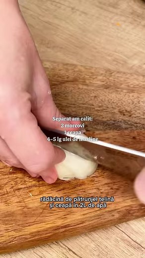 Ciorba de burta falsa cu ciuperci pleurotus (de post). Aceasta reteta de ciorba de burta falsa este una din preferatele mele. In aceasta varianta, burta de vita este inlocuita cu ciuperci pleurotus care au o textura similara si un gust care se potriveste foarte bine cu legumele si condimentele folosite in ciorba. In plus, este mult mai sanatoasa decat varianta originala, este mai gustoasa si se prepara mult mai repede. Ingrediente ciorba de burta falsa: 500 grame ciuperci pleurotus; 2 cepe; 1/2 