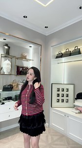 Các chị có thấy là những set đồ xinh như thế này hot lắm luôn không ạ, form dáng trẻ trung chất siêu thích mặc thời tiết vào Thu từ đi chơi đến dạo phố đâu cũng tiện. Nguyên set em Trang mix rời áo cardigan len kẻ đỏ siêu cấp chất mềm màu cực xinh mix chân váy nhung xoè tầng cạp chun. Đi làm, đi chơi dạo phố hay cafe đẹp và thoải mái vô cùnggg 🔥🖤 📍Size: S M L | TRANG PHÙNG SHOP- 79C Lâm Hạ