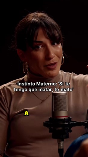 La adrenalina pura en acción: Una madre embarazada de 8 meses se enfrenta a un ladrón con un puñetazo directo. 🤯 La neurociencia explica por qué ese *instinto materno* es la reacción más poderosa y primitiva que tenemos. ¿Qué harías tú cuando no puedes huir? Escucha el análisis de Izanami Martínez sobre la biología de la defensa y esa evaluación cerebral instantánea entre lucha, huida o... rendición. #Instinto #Neurociencia #Proteccion #HistoriaReal #Adrenalina