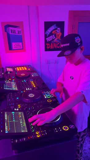 No samples. Just raw NextGen creativity. You’re not just hearing a track — you’re hearing a prototype of the future of Electronic Music. Unreleased, raw, and straight from the studio. Tell me how it feels. Should I drop it? #electronicmusic #dj #techhouse @badqalriri | EL Figo