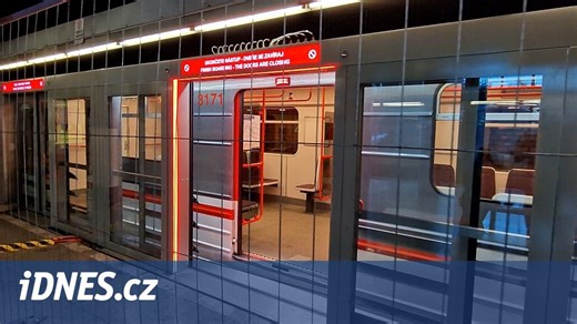 Na Zličíně už v metru stojí dvoje posuvné dveře, při zavírání rám červeně svítí - iDNES.cz