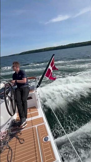 "Wow, you can waterski behind that" - Toby Hodges sailing the new Dragonfly 36 at 19 knots #yachting