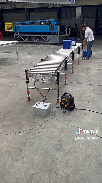 Roller Conveyor with Optical Sensor for Precise Stopping and Automatic Goods Handling #RollerConveyor#OpticalSensor #AutomatedTransport #PreciseStopping #SmartLogistics