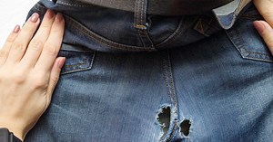 Voici 3 astuces faciles et rapides en vidéo pour réparer un jean troué