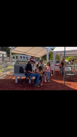 Thanks for having us @hamakua_christmas_hoedown - the first of many memorable events! 🎄 🦙 ❤️ 🐰 🎅🏽 🐐 🎁 Wishing everybody the happiest holidays - looking forward to a fabulous 2026! 🥂 💫 | Rosie Rainbow Ranch