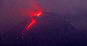 Volcán del monte Merapi continúa expulsando lava en Indonesia