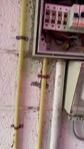 Regardez comment ça se passe un remplacement de tableau ! ⚡️🤤 • J’aime tellement ! 🥰 à chaque fois une situation différente ! Et surtout cette satisfaction à la fin 😍 • #electrician #electricity #chantier #cable #electricien #renovation | L’électricien