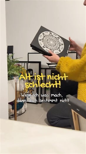 EMB Eva-Maria Biehl | Alleine plotten ist doof! on Instagram: "Diese Leinwände stehen für mich symbolisch für das, was ich in der Weihnachtszeit suche: Nicht mehr, sondern weniger Lärm. Leise Motive die die Wohnung nicht Überladen. Mir ist es ganz wichtig im EMB Club das unsere Plotter/Bastel/DIY Projekte immer wieder hochgeholt, und nochmal genutzt werden können. Eine Datei viele Möglichkeiten, eine Leinwand viele Ideen, eine Folie viele Untergründe.. Haltbar, nichts für die Tonne. Jeder auf se
