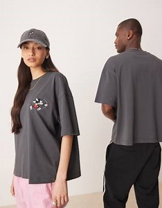 ASOS DESIGN Disney – Mörkgrå, kraftig t-shirt i overize och unisex-modell med Musse Pigg-tryck i kerubstil | ASOS