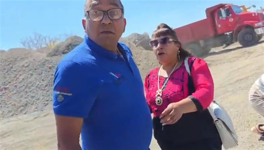 ROBERTO PALACIOS, FUERA YA: ACUSAN GOLPIZA A DEFENSOR DE DDHH Y AMENAZAS ARMADO Y EBRIO *Roberto Palacios es funcionario del Gobierno Federal de #CAPUFE Grave denuncia pública señala a Roberto Palacios por golpear brutalmente a un defensor de derechos humanos, además de amenazar a mujeres bajo los efectos del alcohol y portando un arma de fuego. Testimonios afirman que el funcionario llegó alcoholizado, intimidó con arma y ejerció violencia, poniendo en riesgo la vida de terceros. Organizaciones