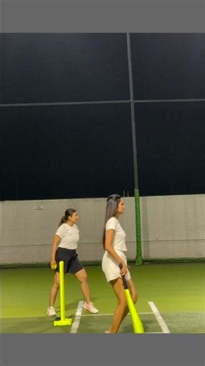 Cute Girls Playing Cricket!!