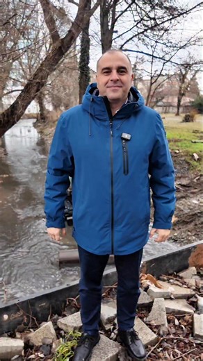 🟢Desfășurăm lucrări de 𝐞𝐜𝐨𝐥𝐨𝐠𝐢𝐳𝐚𝐫𝐞 𝐬̦𝐢 𝐝𝐞𝐜𝐨𝐥𝐦𝐚𝐭𝐚𝐫𝐞 pe tronsoane ale Canalului Morii și ale altor cursuri de apă din Cluj-Napoca. ℹ️Intervențiile presupun curățarea albiilor, îndepărtarea depunerilor, a vegetației crescute necontrolat, precum și înlăturarea resturilor lemnoase și a altor deșeuri ajunse în albie, care pot bloca scurgerea apei. ⏩În paralel, se desfășoară lucrări de curățare și decolmatare a rigolelor și șanțurilor de scurgere din mai multe zone ale orașului