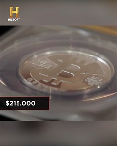 581K views · 15K reactions | Creado en 2008, Bitcoin es la mayor y más conocida forma de moneda digital. Entre 2011 y 2013, Mike Caldwell fabricó uno de los primeros bitcoins físicos: el Casascius.  Todo esto y más en tu pantalla de History #ElPrecioDeLaHistoria | HISTORY | Facebook
