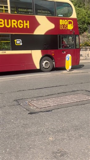 Big bus tours enviro 400 open top 8935 LJ09 CAO on the Edinburgh city tour