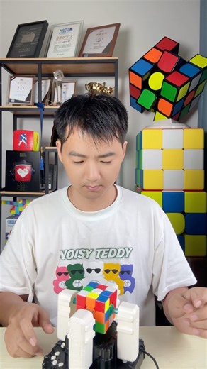 Summer on Instagram: "This is the craziest way to play the Rubik‘s Cube. Be sure to watch the video to the end#cube #moyucube #aofuv5 #crazy #wcucube #moyuculture"