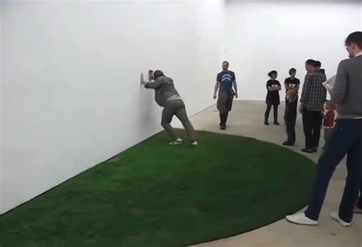 EXCLAMA on Instagram: "Revolving Space (2010), de Renata Lucas, es una intervención arquitectónica que altera el espacio existente. Mediante un movimiento lento y casi imperceptible del piso y los muros, la obra desestabiliza la orientación del espectador y cuestiona la idea de la arquitectura como algo fijo. El espacio se vuelve inestable, sensible y activo, transformando la percepción corporal del lugar. —— #Arte #ArtInstallation #Architecture #Conceptual #EXCLAMA"