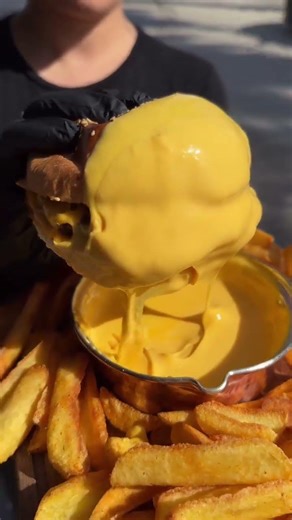 Cheese Burger,dinlenmiş etin güçlü lezzetive eriyen double cheddar peyniriyle hazırlanır 😋Her ı
