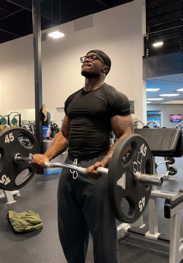 Curls for the girls… or whatever they say #bicepgains #bodybuilding #fitnessjourney