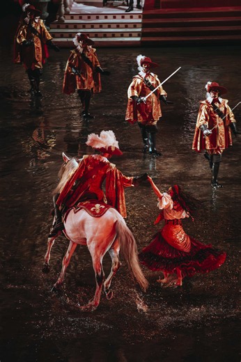 🎂 10 000 représentations du spectacle Mousquetaire de Richelieu ! 💃🪭 Samedi à 16h45, lors de sa 20e saison, notre spectacle iconique a joué sa 10 000e représentation ! 🤩 Avez-vous assisté à ce spectacle ? #PuyduFou #PuyduFou2026 #MousquetairedeRichelieu