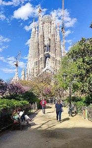 April's Spring photographs of Barcelona.🐝❤️ #barcelona_information_site #architecture_hunter #springbreak #beautifuldestinations #barcelonaaloveuntold | Barcelona info site