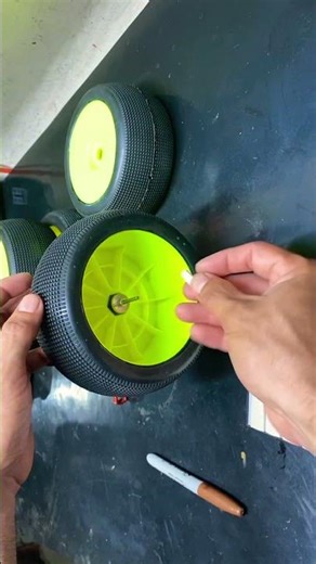 RC tekno truggy tire balancing