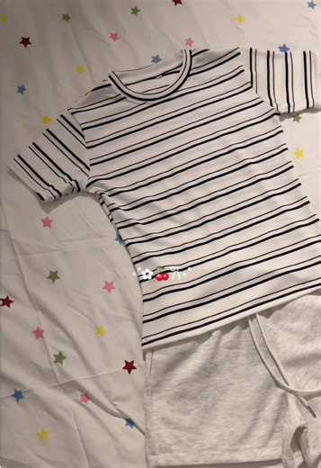 Áo thun basic xinh: 5 mẫu tay dài cho nam và nữ
