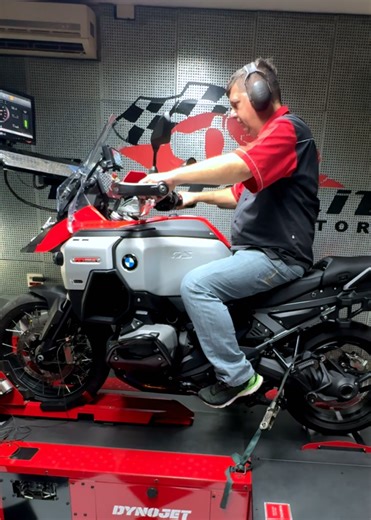 Testing BMW Motorcycles on the Dyno: Performance Insights