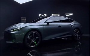 #名爵MG7 它来了车速≥100km/h自动开启三段式主动电动尾翼261马力，综合油耗6.94L9AT 变速箱，VGT 可变截面涡轮增压技术