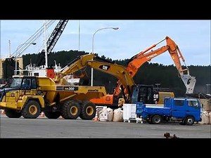KOMATSU HM300にパワーショベルで積み込み作業