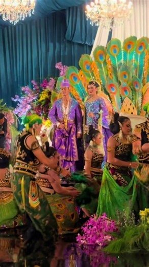 Hai, ini adalah wedding entrance pernikahan kami 🤍 Saya, Bathara, yang berdarah Surakarta dan Chikal yang berdarah Ponorogo, ingin membawa sedikit cerita tentang asal-usul dan perjalanan kami ke dalam kirab ini. Rasanya menyenangkan bisa menghadirkan dua latar budaya yang tumbuh bersama menjadi satu perjalanan baru. Hai @Adif Marhaendra , terima kasih karena sudah bersedia mewujudkan permintaan kami untuk membuat musik kirab ini. Perpaduan nuansa Surakarta dan Ponorogo yang kamu ciptakan terasa