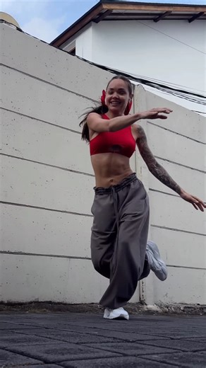 Dina Denisova | Я в перерывах между ONLINE тренировками 👟♥️ | Instagram