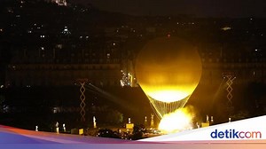 Bola Api Terbang di Atas Sungai Seine Tandai Olimpiade Resmi Dimulai