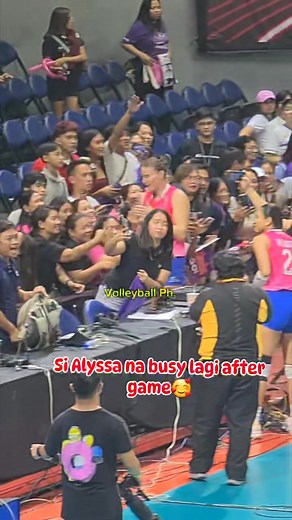 Fan service after game🥰 #ccsvscmft #CreamlineCoolSmashers #AlyssaValdez | Volleyball Ph.