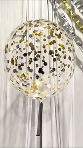 New Year’s Eve prep 🍾 The even distribution of confetti and the silver would not be possible without my favorite balloon accessory @hifloat The best product out there!!!! Tutorials are up on my subscription page #confettiballoons #glitterballoons #clearballoons #heliumballoons #buckscountypa | Balloons by Victoria