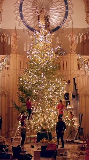 How long does it take to decorate a 20ft Christmas tree? | St George's Hall | Windsor Castle