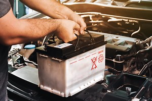 ऐसा करने से आपकी कार की बैटरी हो जायेगी डिस्टर्ब! लाइफ बढ़ाने के लिए करें ये काम