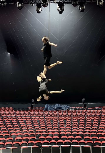 ☺️ #aerialstraps#aerialtricks#aerialduo#cirqueartist#circusperformer