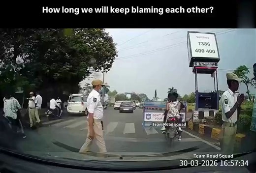 హైదరాబాద్‌లోని NTR మార్గ్‌లో చోటుచేసుకున్న ఒక వింత సంఘటన సామాజిక మాధ్యమాల్లో వైరల్ అవుతోంది. ట్రాఫిక్ పోలీసులు తనిఖీలు చేస్తుండగా, ఓ బైకర్ ఆగకుండా తప్పించుకోవడానికి ప్రయత్నించాడు. ఆ బైకర్‌ను ఆపడం సాధ్యం కాకపోవడంతో, వెనకాల కూర్చున్న యువతి చేతిలోని ఫోన్‌ను ఒక పోలీస్ కానిస్టేబుల్ లాక్కున్నాడు. ఈ చర్యపై నెటిజన్లు భిన్నాభిప్రాయాలు వ్యక్తం చేస్తున్నారు.