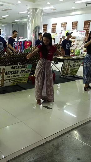 musik tradisional angklung pengamen malio boro jogja