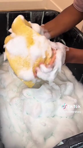 Replying to @罗加风🇵🇸 Here ypu go!! 🎉🎉 9k Celebration Pt. 3 🎉🎉 Stacked squeezes next is the rinse. enjoy yall❤️ #asmr #squeeze #spongesqueezing #spongesqueezingasmr #foryoupage #fyp #asmrspongesqueezing #spongeasmr #asmrsponge #ajax #salvo #mrclean #ajaxpowder #pinepinalen #pine #pineasmr #asmrpine #pinalen #pinalendishsoap #fabuloso