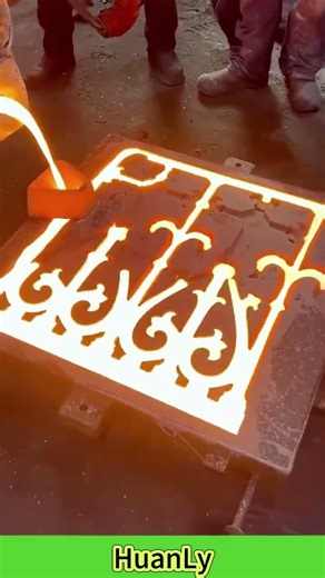 Pour the molten lava onto the patterned iron plate #machine