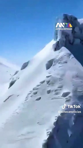 🐻❄️ Impactante postal desde Alaska Un piloto de helicóptero captó el momento exacto en que un enorme oso grizzly caminaba entre las cordilleras nevadas de Alaska y las imágenes ya le dieron la vuelta al mundo. El video se volvió viral por el impresionante tamaño del animal, considerado uno de los depredadores más poderosos de Norteamérica. Alaska alberga cerca de 30 mil osos grizzly, ejemplares que pueden superar los 360 kilos de peso y correr hasta 55 km/h. 🏔️🐾 Las imágenes en #HechosSábado