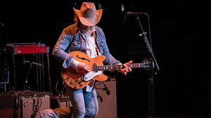 Dwight Yoakam, the Mavericks keep it classic, and fresh, at Milwaukee concert